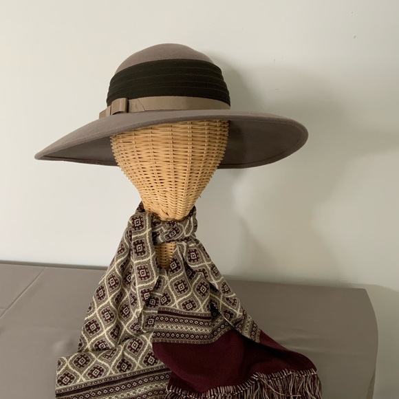 Vintage Gwenn Pennington/Michael Howard. Taupe and brown. One blemish - Picture 1 of 9